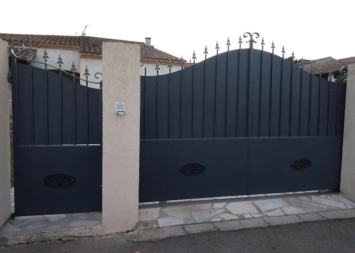 Familiale Avec Piscine Privee Ideale Pour Et Tourisme En Occitanie * Beaucaire (Gard)